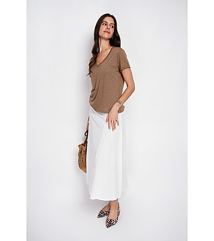 Кафява тениска с V-образно деколте снимка