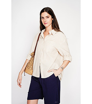 Бежова раирана риза с джоб с лен и памук снимка