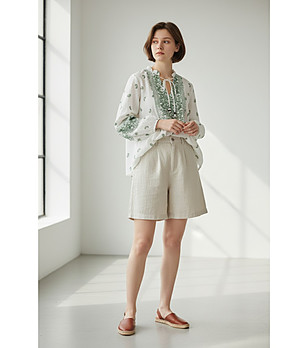 Дамска блуза в бяло с принт и бродерия с лен снимка