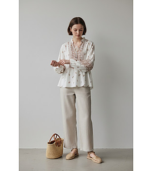 Бяла блуза с принт и бродерия с лен снимка