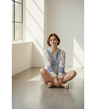 Бяла блуза с принт и бродерия с лен снимка