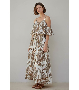 Бяла дълга рокля с принт и голи рамене снимка