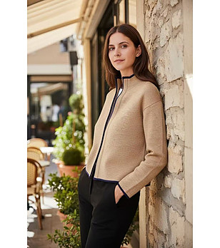 Бежова жилетка с контрастен цип снимка