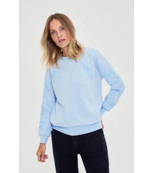 Светлосин дамски суитшърт с флорална апликация снимка