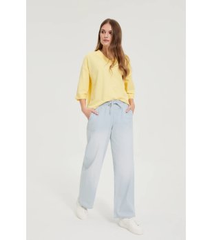 Дамски дънки в светлосин цвят снимка