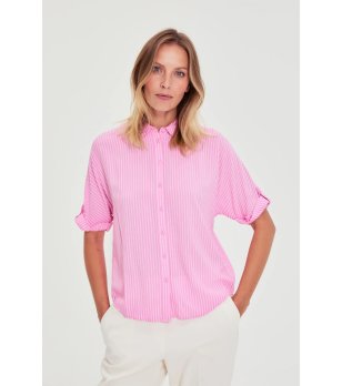 Дамска розова риза на райе снимка