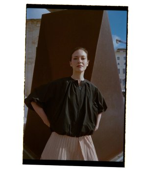 Дамско черно яке с къс ръкав снимка