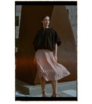 Бежова плисирана пола  снимка