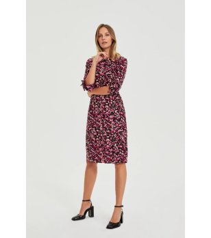 Дамска фуксия рокля с принт и връзки на ръкавите снимка