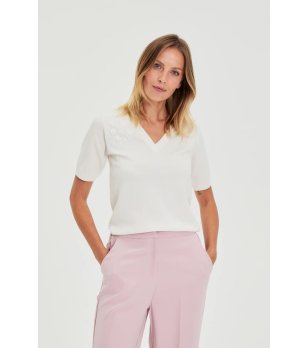 Бял пуловер с къс ръкав и V-образно деколте снимка