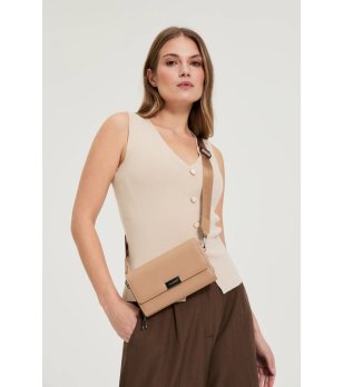 Кафява дамска чанта през рамо снимка