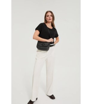 Дамска черна чанта през рамо снимка