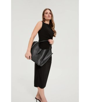 Черна дамска чанта с плетена текстура снимка