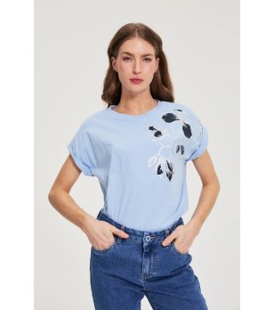 Светлосиня дамска тениска с флорален принт снимка