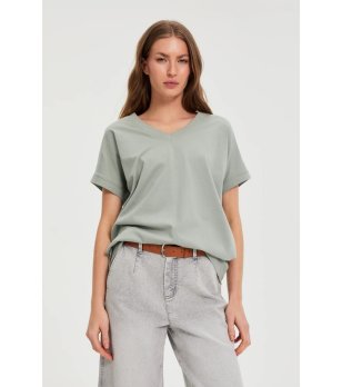 Дамска маслено зелена тениска с V-образно деколте снимка
