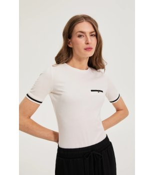 Дамска бяла тениска с къс ръкав и контрастни детайли снимка