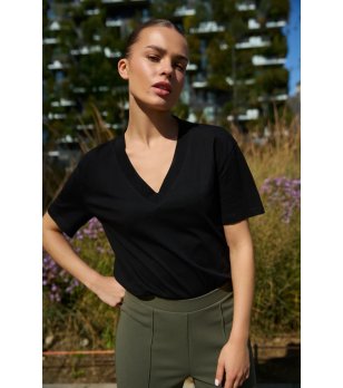 Дамска черна тениска с V-образно деколте снимка