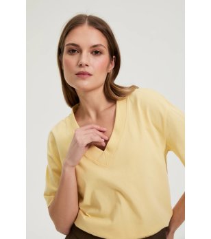 Дамска жълта тениска с V-образно деколте снимка