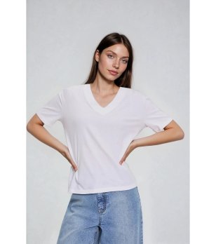 Бяла дамска тениска с V-образно деколте  снимка