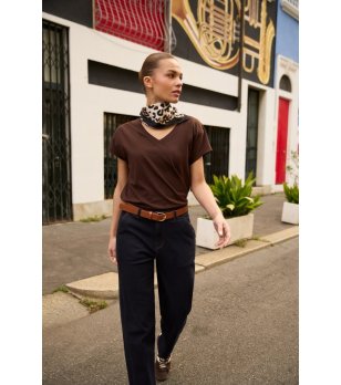 Кафява дамска тениска с V-образно деколте снимка