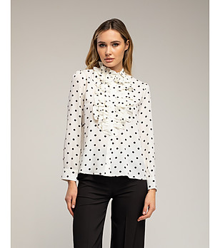 Бяла блуза на точки с волани снимка
