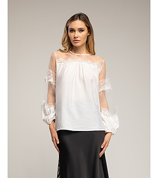 Бяла шифонена блуза с тюлени ръкави и дантелени детайли снимка