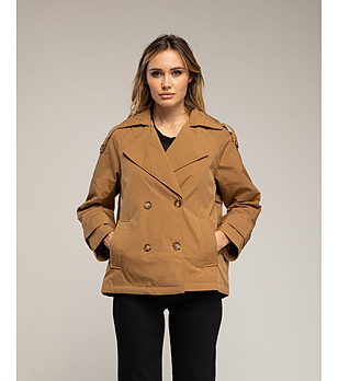 Късо капитонирано манто с двуредно закопчаване в камел снимка