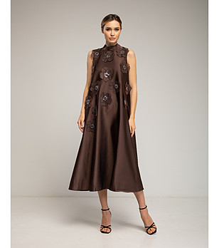 Кафява рокля без ръкави А-линия с цветя и камъни снимка