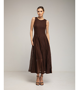 Дълга кафява рокля без ръкави с дантелена текстура снимка