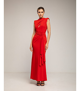 Дълга червена рокля с драпиран раменен детайл и цепка снимка