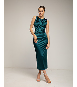 Зелена вталена рокля с плисиран детайл снимка