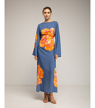 Дълга синя рокля с флорален принт и колан на гърба снимка