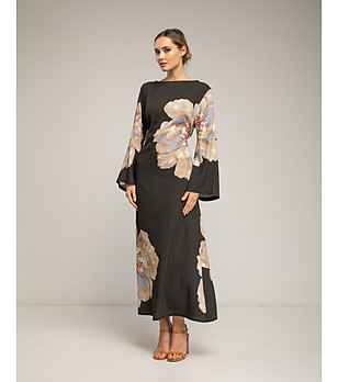 Дълга черна рокля с флорален десен и колан на гърба снимка