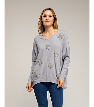 Сив дълъг пуловер с оверсайз кройка и платнени звезди с пришити камъчета снимка