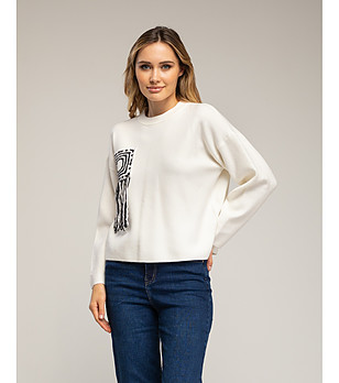 Бял плетен пуловер с джоб и плетен детайл снимка