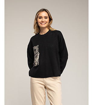 Черен плетен пуловер с джоб и плетен детайл снимка