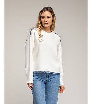 Бял плетен пуловер с широк силует и декоративни тегели снимка