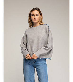 Сив плетен пуловер с оувърсайз кройка и кантове снимка