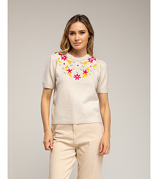 Бежов пуловер с къс ръкав и бродирани цветя снимка