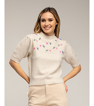 Бежов пуловер с къс ръкав и бродирани птици снимка