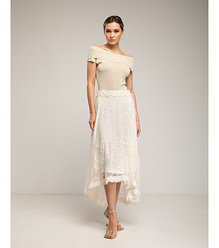 Бежова дантелена пола с набрана талия и волан снимка