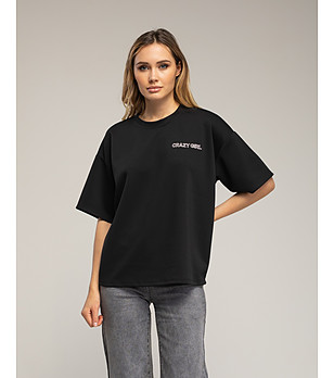 Черна тениска с къс ръкав и надпис снимка