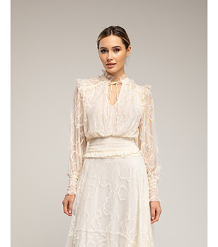 Бежов дантелен топ с ластични маншети и колан снимка