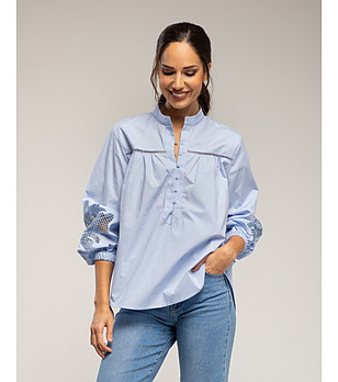 Синя риза с яка тип мандарина и бродерия на ръкавите снимка