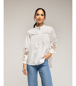 Бяла блуза с мандарин яка и бродирани ръкави снимка