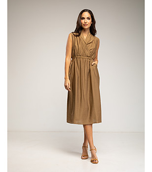 Кафява рокля без ръкави с прехлупено деколте и колан снимка