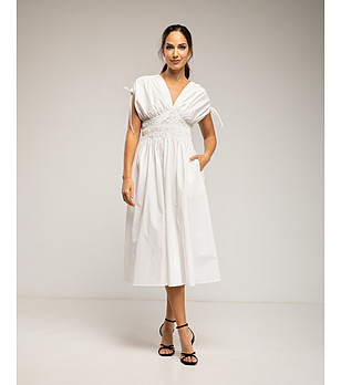 Бяла миди рокля с ластична талия и джобове снимка