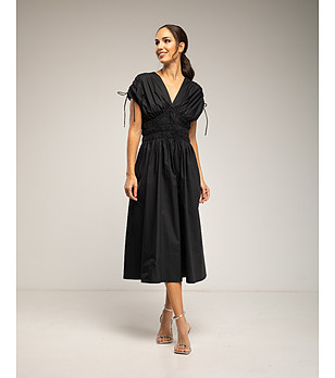 Черна миди рокля с ластична талия и джобове снимка