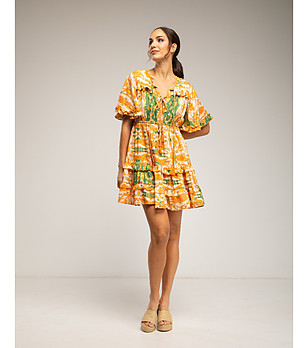Къса оранжева рокля с принт и волани снимка