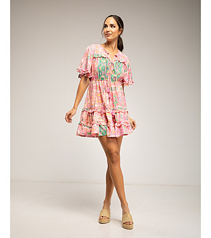 Къса розова рокля с принт и волани снимка